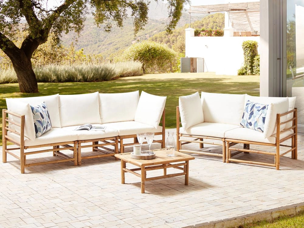 Set da giardino modulare con divani a 3 posti e a 2 posti e tavolino in bambù naturale con cuscini bianchi elegante per esterno