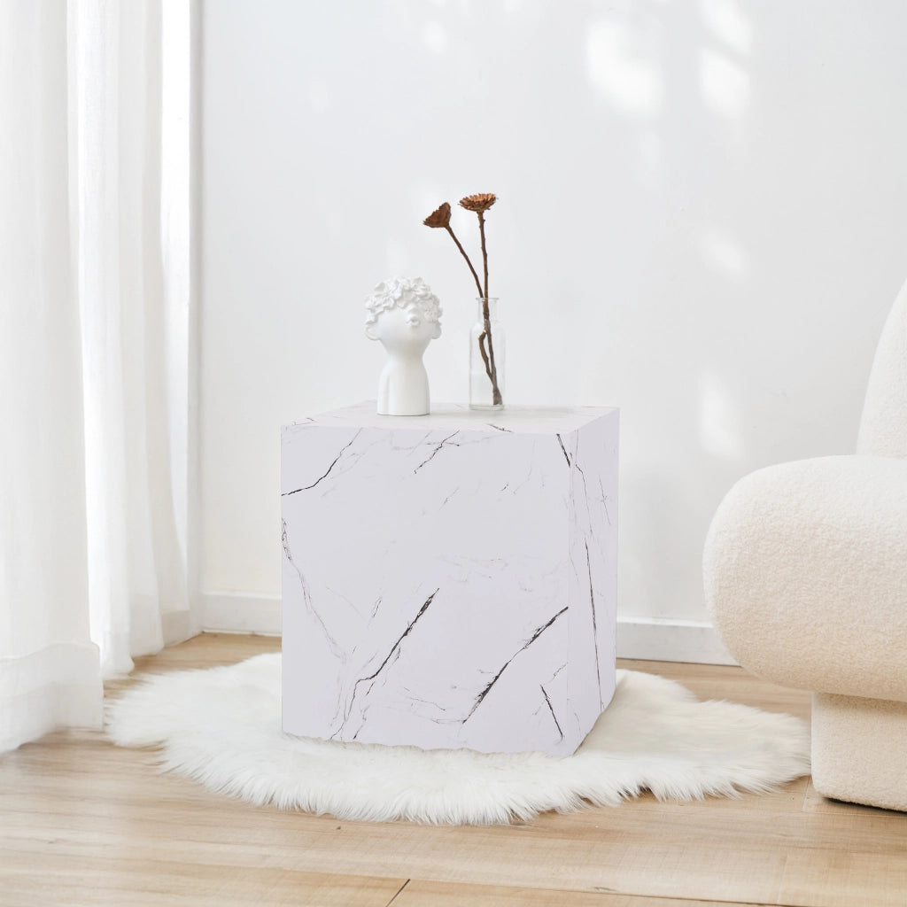 Tavolino Ellelu a Forma di Cubo 45 x 40 x 40 cm - Effetto Marmo Bianco [en.casa]