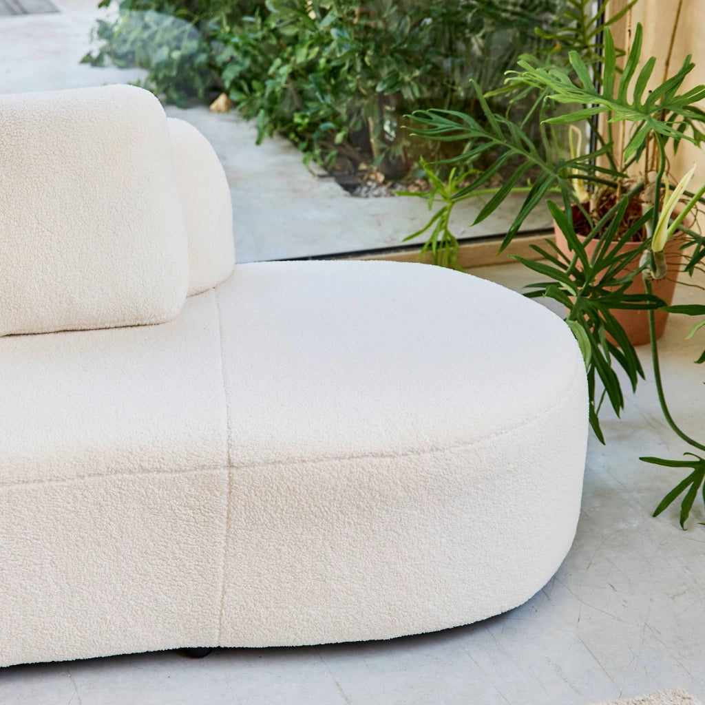Divano organico a forma di virgola in bouclé, 2–3 posti, crema