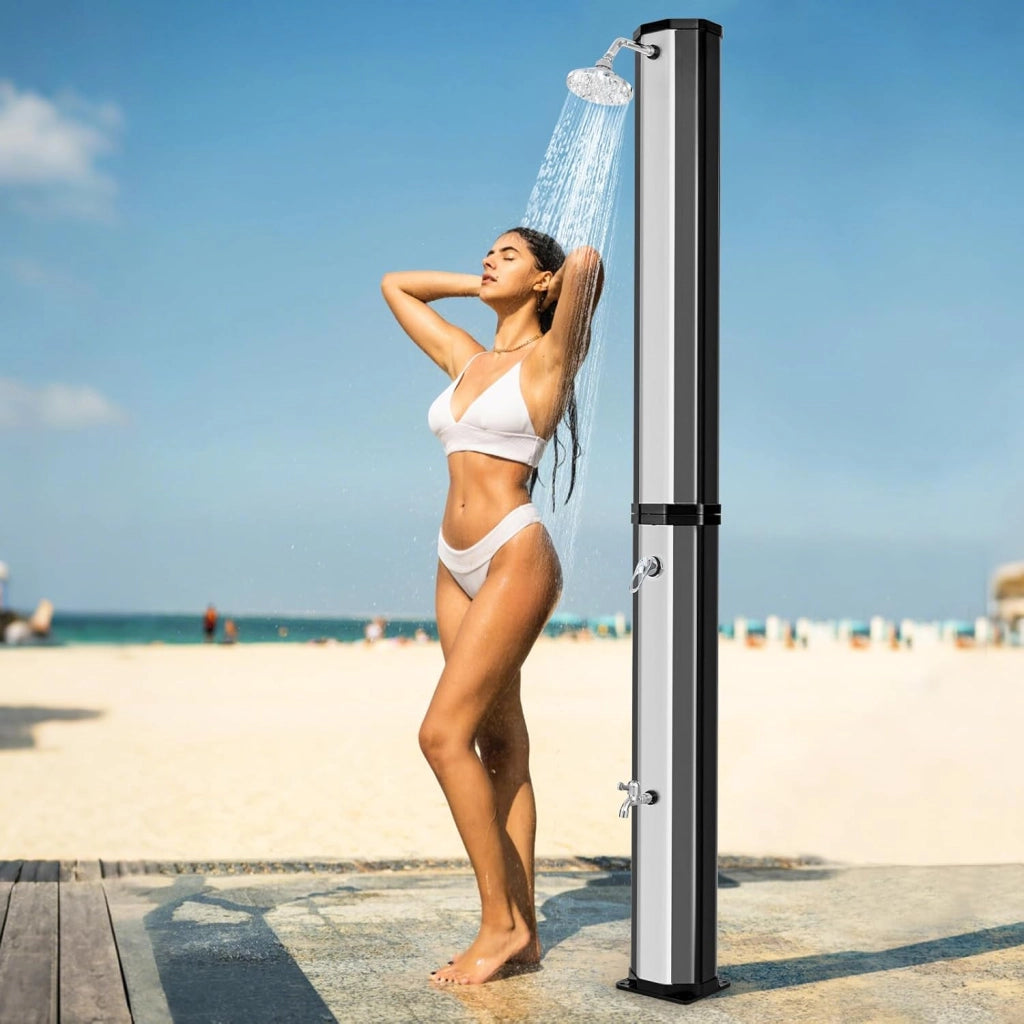 Doccia Solare da Esterno 60 L, Doccia da Giardino con Soffione 360°, Rubinetto per Piedi, Copertura Protettiva e Attacco per Tubo da Giardino, Fino a 60°C, per Piscina e Campeggio (Modello 2)