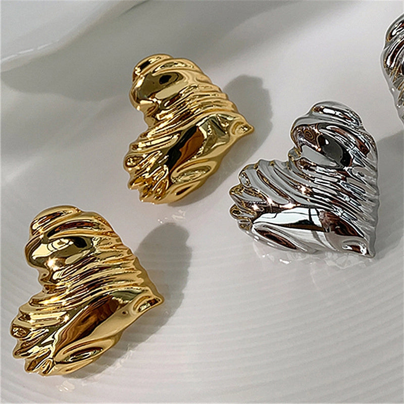 Orecchini a forma di cuore con design a nicchia in metallo e strisce, realizzati in argento sterling S925.