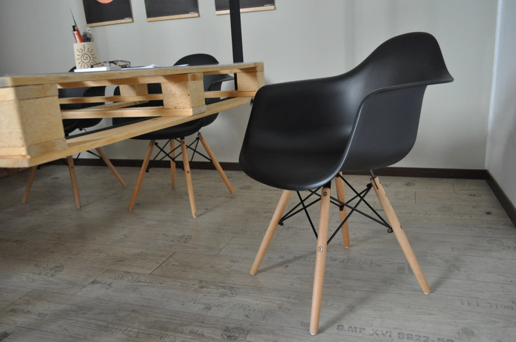 Sedia in plastica nera, poltrona con piedi in legno (2 pz) - SD10DAPL