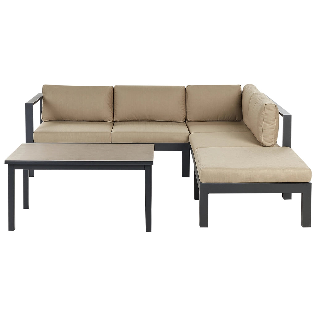 Set da giardino divano 5 posti e tavolo elevabile con struttura nera e piano in vetro e cuscini beige stile moderno scandinavo