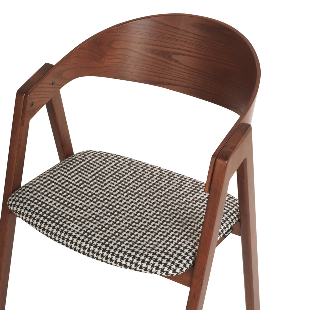 Set di 2 sedie da pranzo in legno scuro, compensato, bianco e nero, tessuto poliestere, pied de poule, gambe in legno di gomma, stile retrò e tradizionale.
