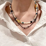 Collana a doppio strato con perline di pietra naturale e cristalli, realizzata a mano.