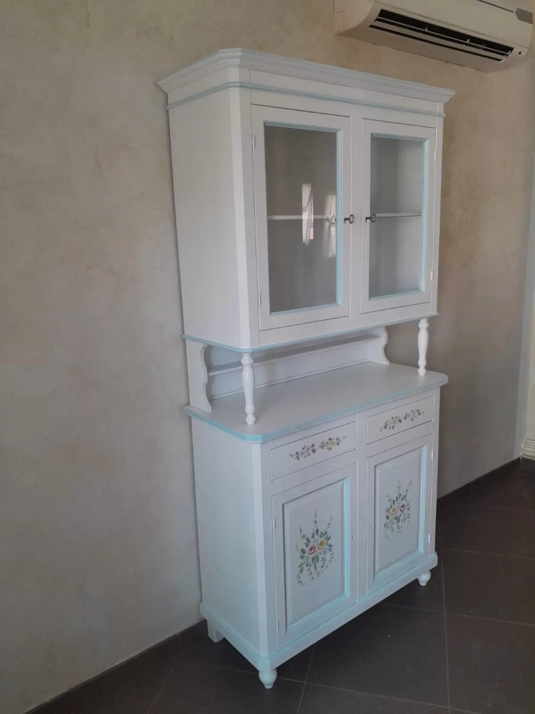 Cristalliera in legno 2 ante bianco invecchiato/decori filo azzurro104x43x208 - Mobili 2G
