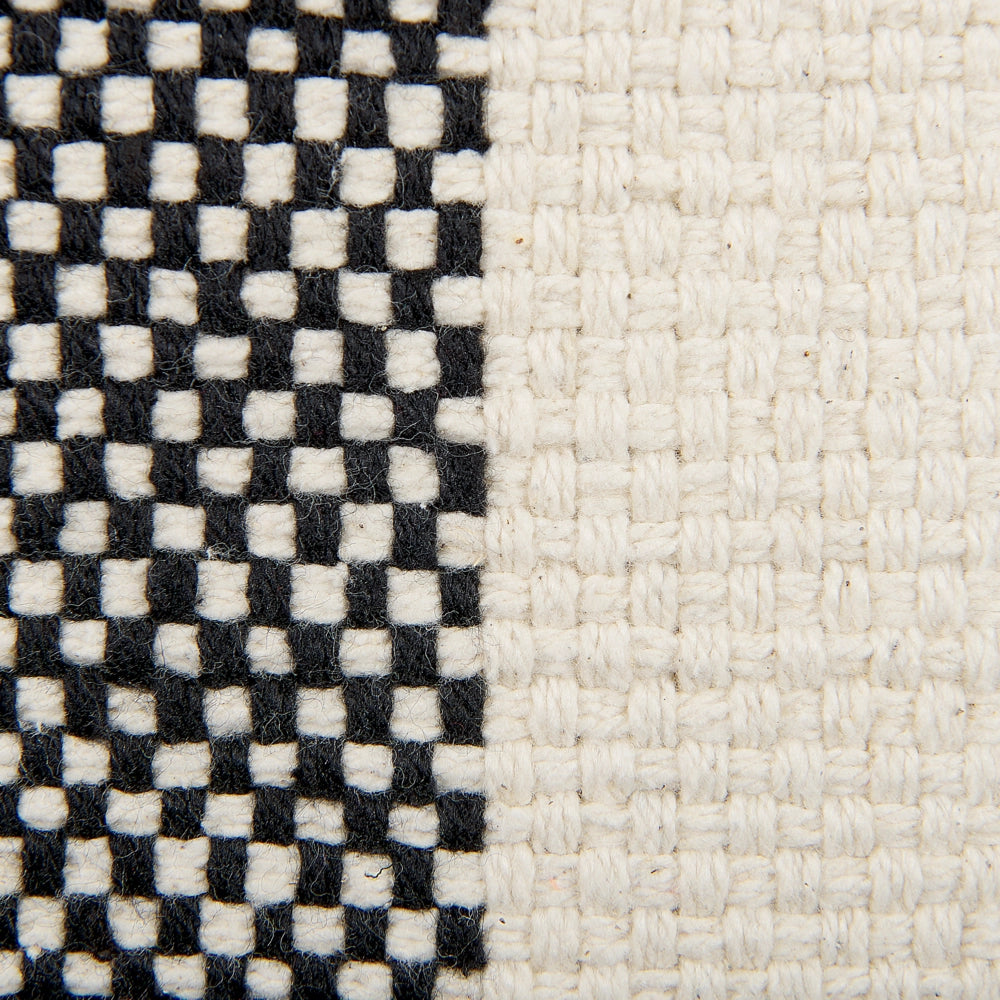 Set di due cuscini decorativi in cotone nero e beige con toppe 45 x 45 cm con imbottitura accessori decorativi soggiorno camera da letto