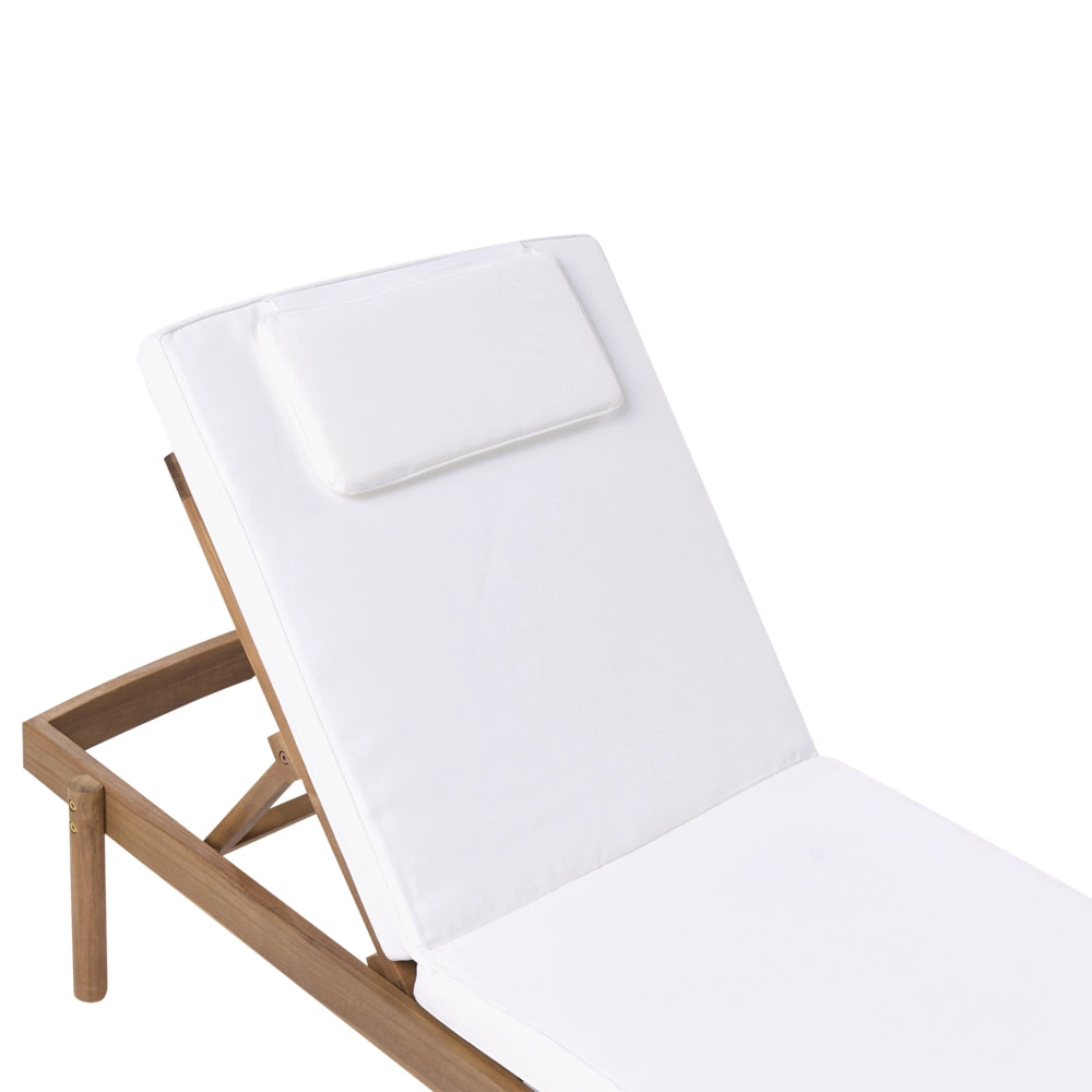 Sdraio marrone chiaro in legno di acacia certificato con cuscino bianco, seduta pieghevole, per giardino, patio e balcone