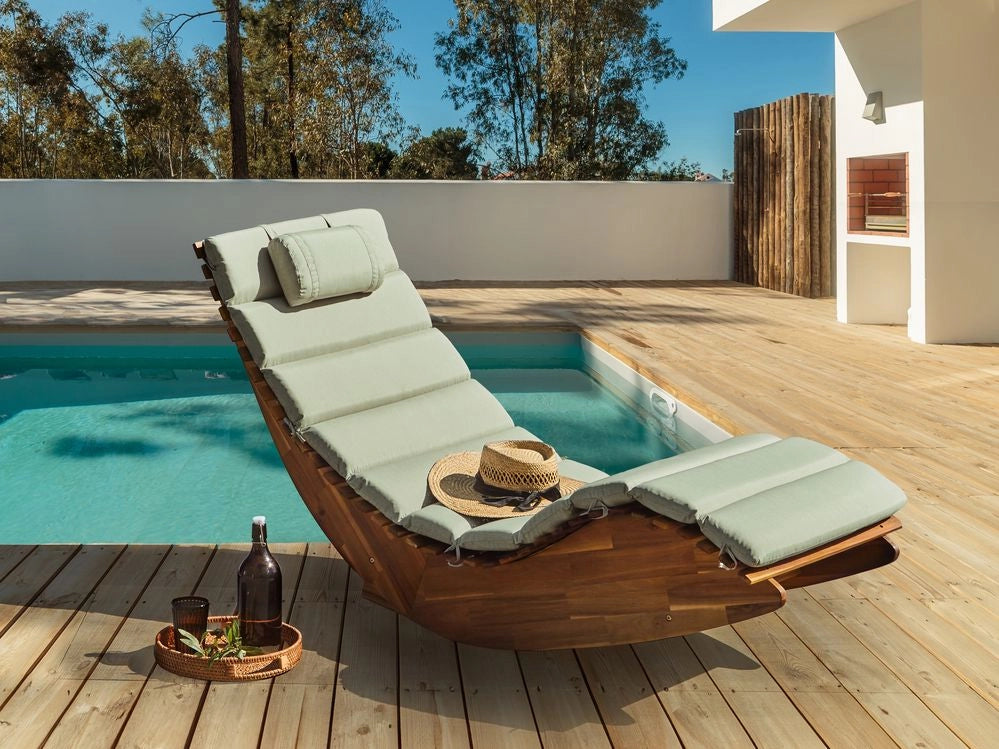 Lettino prendisole in legno di acacia Cuscino verde chiaro a doghe Design a dondolo Forma curva
