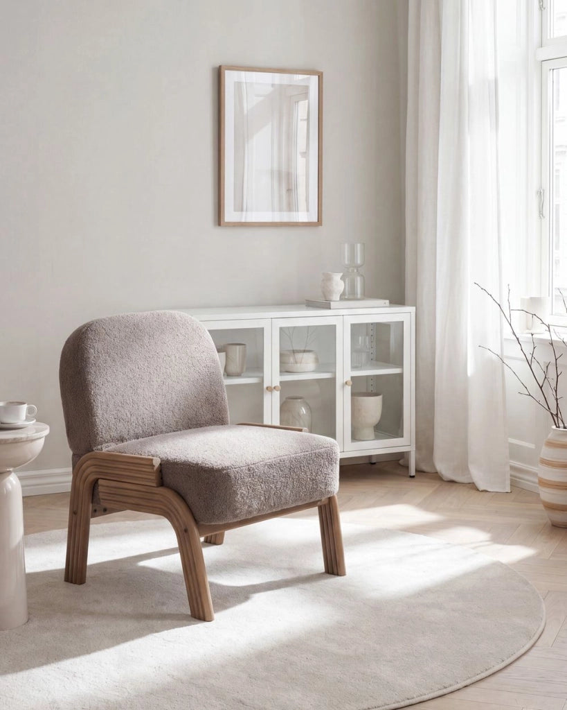 Poltrona color taupe in bouclé, poltrona decorativa senza braccioli in stile scandinavo, poltrona da salotto ribassata