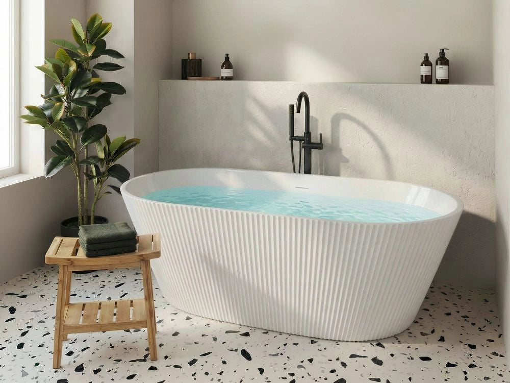 Vasca da bagno freestanding in acrilico bianco 170 cm design moderno con bordi scanalati forma ovale