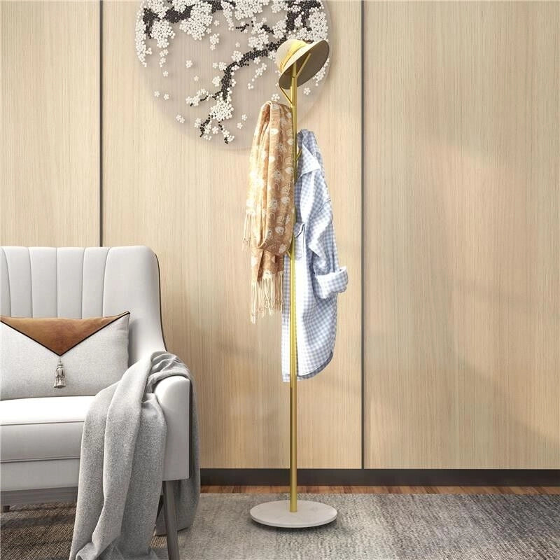 APPENDIABITI DA TERRA AUTOPORTANTE CON 8 GANCI, BASE IN MARMO E ACCIAIO, 132X164CM, ORO