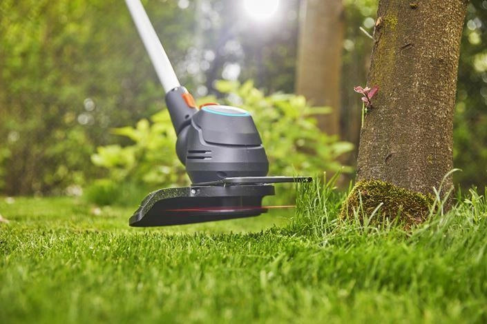 Gardena 14701-55 ComfortCut 23-18V P4A Solo Trimmer a Batteria 23 cm Manico Telescopico Testa Orientabile colore Nero Blu Arancione Argento