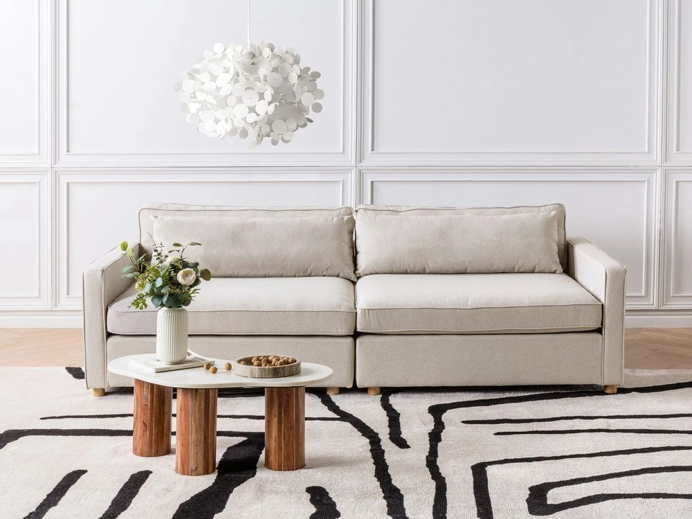 Divano in tessuto beige 3 posti con braccioli e gambe in legno stile moderno