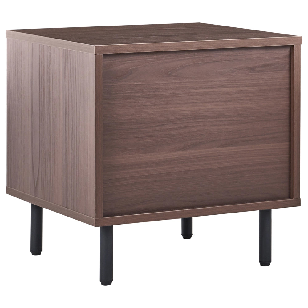 Comodino in truciolato marrone scuro con 1 cassetto e gambe in metallo nero un elemento d'arredo minimalista e contemporaneo