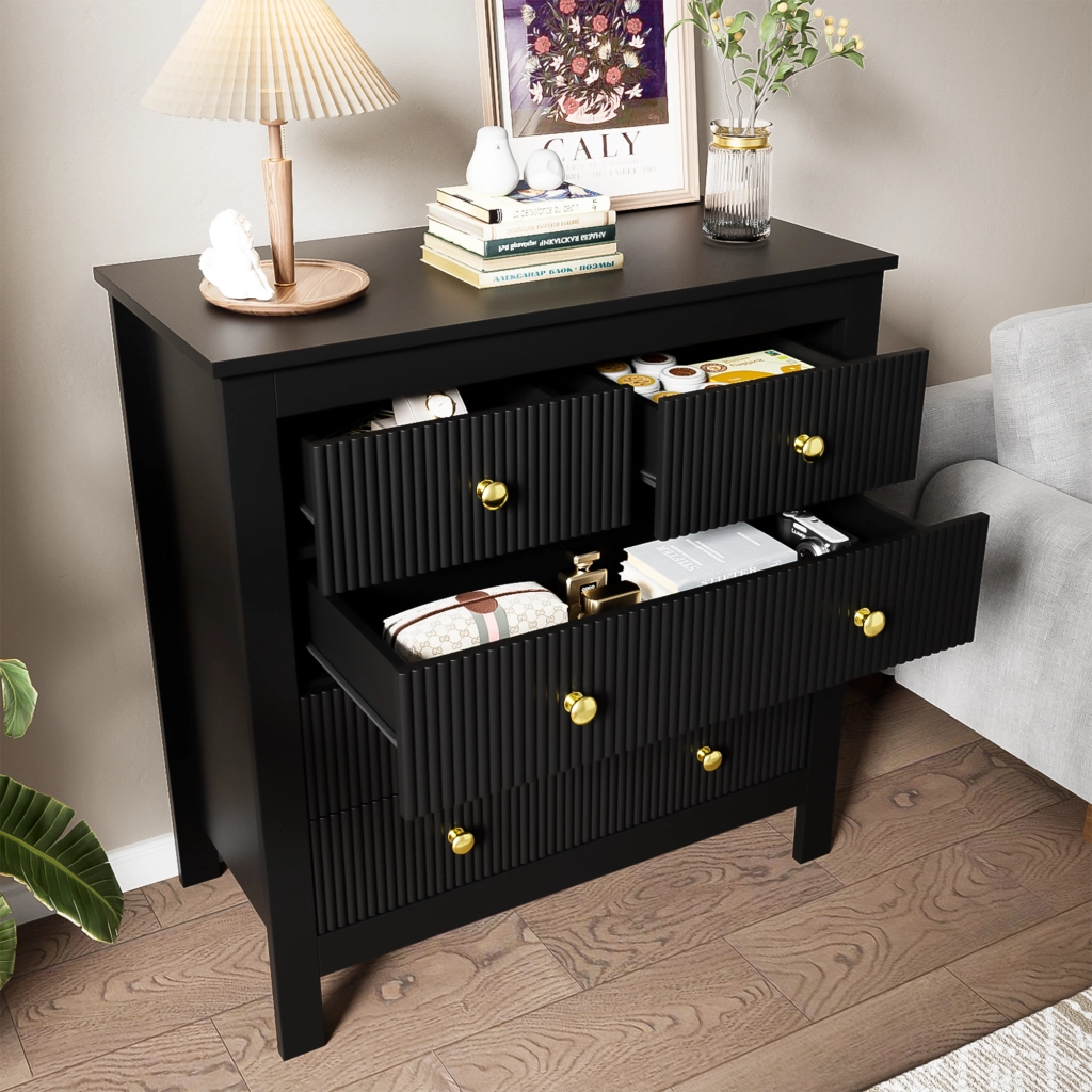 Cassettiera con 5 Cassetti e Maniglie Dorate; per Camera o Ingresso; in Truciolare; 79 × 39.5 × 80.5 cm; Nero