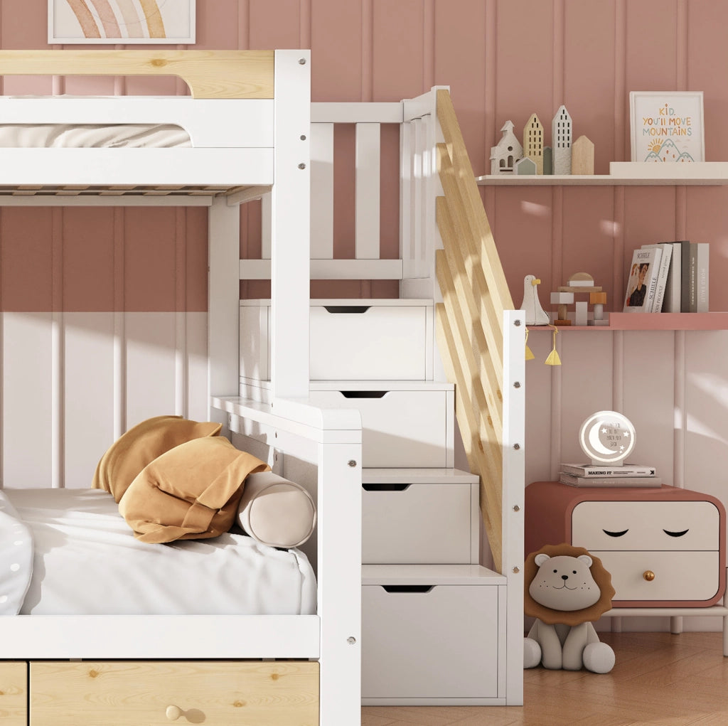 Letto a castello familiare 90x200/140x200 cm in legno bianco e naturale con scala contenitore