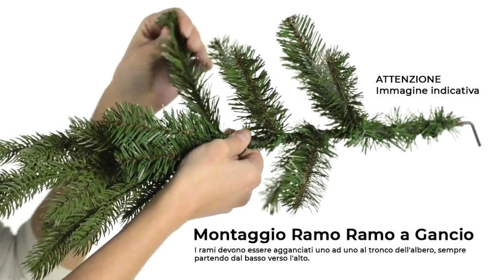 Albero di Natale Artificiale alto 150cm con 361 rami addobbato con punte innevate e pigne