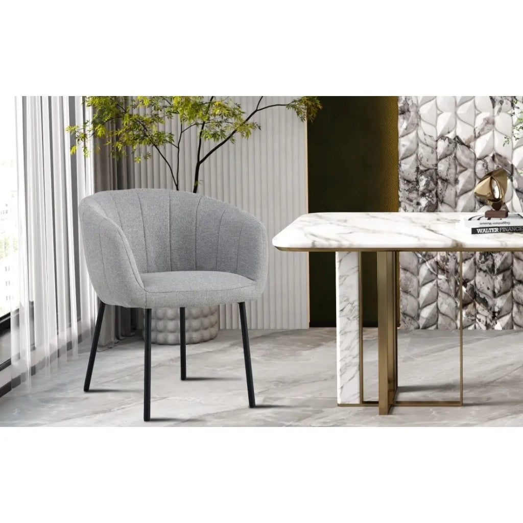 Sedia SEVILLE – Tessuto grigio chiaro – Piedi in metallo nero – H79 x L57 x P62 cm