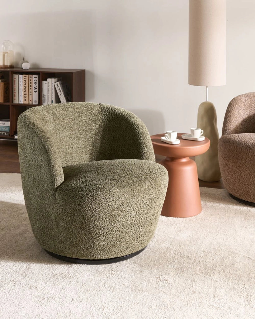 Poltrona girevole con rivestimento in ciniglia color verde scuro braccioli e seduta ampia per soggiorno stile moderno