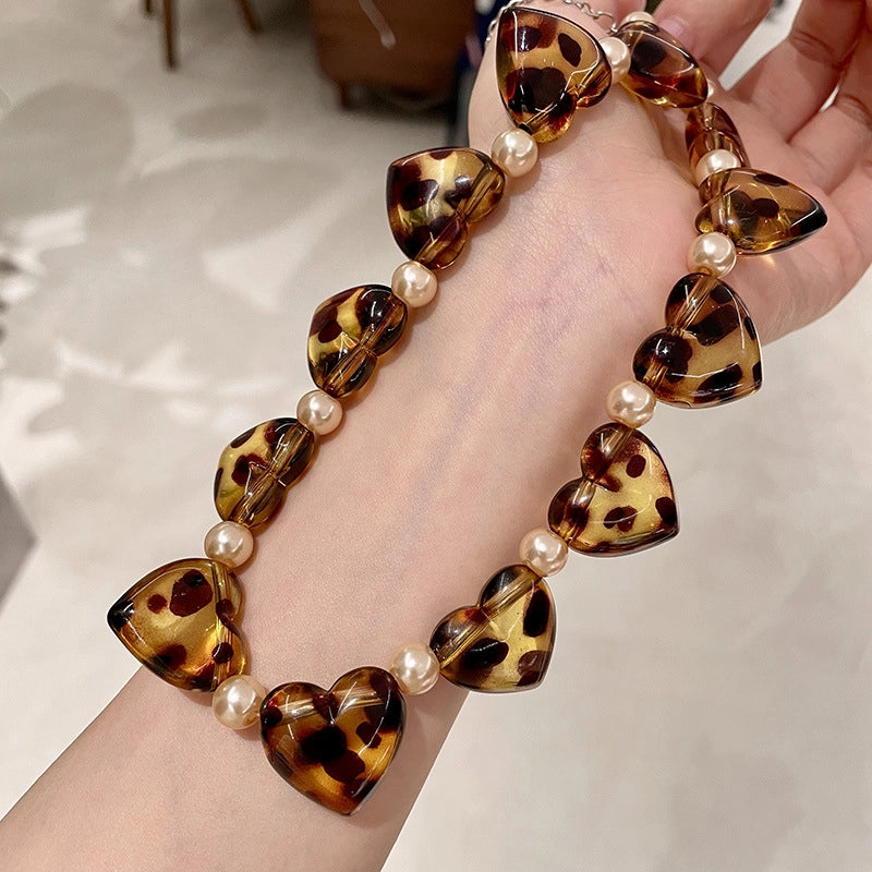 Collana con perle a forma di cuore grande e stampa leopardata, una lussuosa collana a forma di cuore