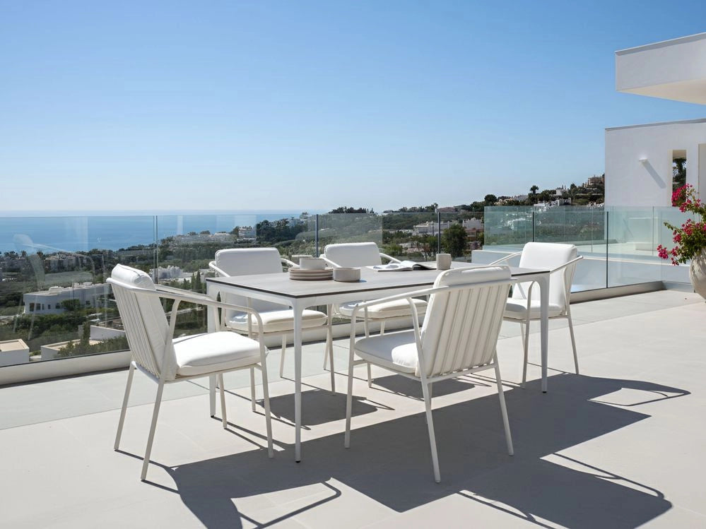 Tavolo da pranzo da giardino Piano in HPL grigio chiaro Telaio in alluminio bianco Resistente ai raggi UV all'acqua e alla ruggine Stile moderno del patio esterno