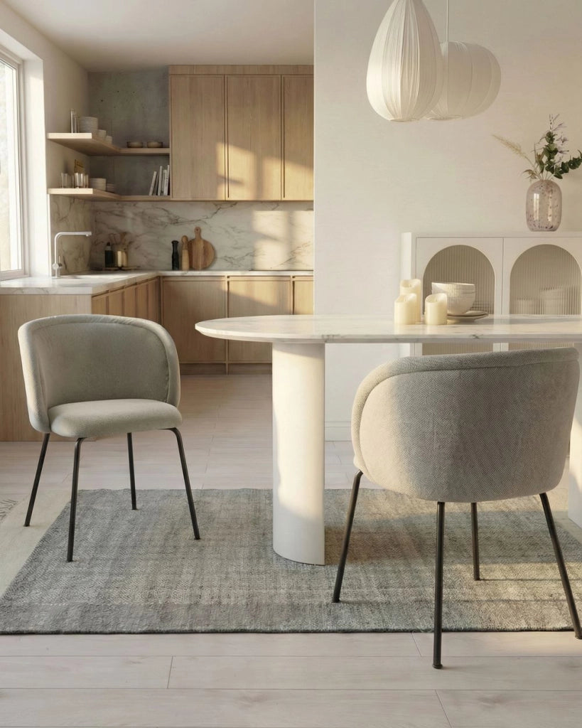 Set di 2 sedie da pranzo imbottite senza braccioli, rivestimento bianco sporco, base in metallo, design retrò