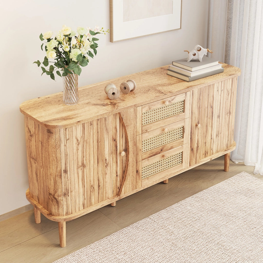 Madia 140.5x40x76 cm con 3 cassetti in rattan; ante scorrevoli e ripiani regolabili in pannello truciolare naturale