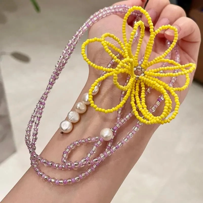 Collana con fiore di cristallo fatta a mano: gioiello con perline intrecciate