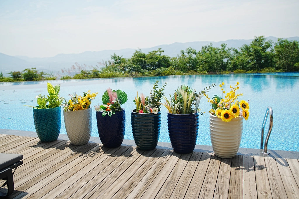 Fioriera a più livelli in ceramica artigianale con smalto lucido azzurro ciano e motivo a rombi 42 × 54 cm