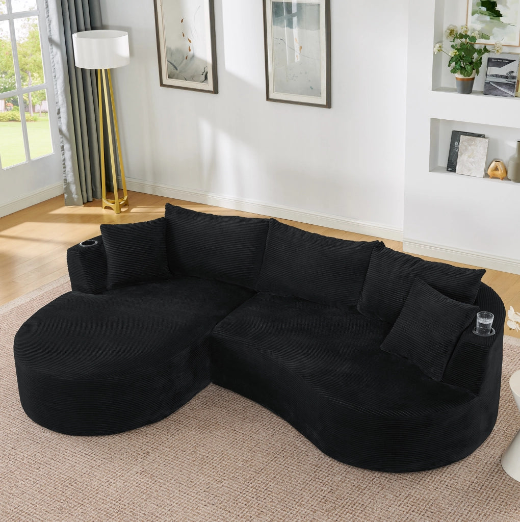Divano a 3 posti dal design curvo in tessuto corduroy nero; con portabicchieri e cuscini