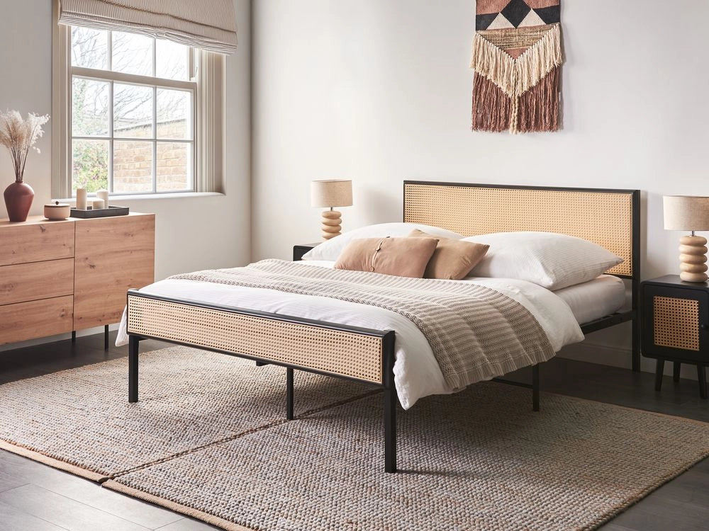 Letto matrimoniale imbottito in tessuto nero con rete a doghe e gambe in legno 140 x 200 cm stile contemporaneo