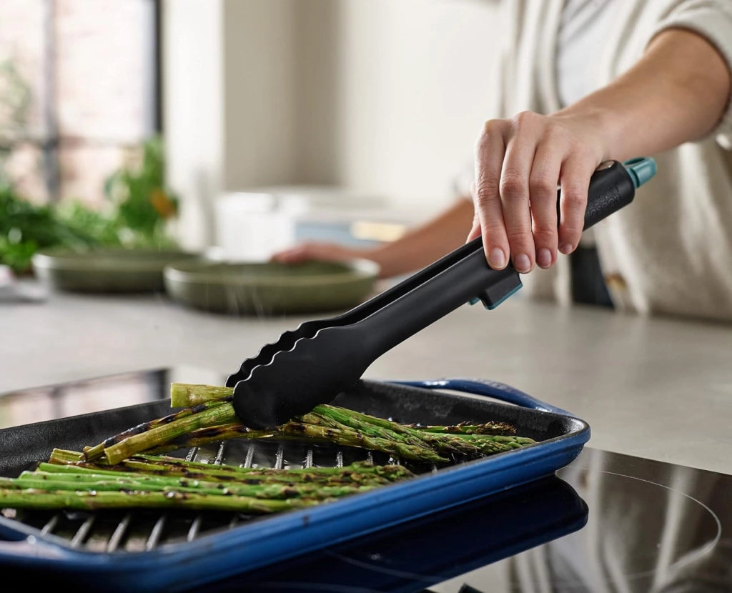 Joseph Joseph Duo Pinze da cucina con sistema di bloccaggio, resistente al calore e con poggiautensili integrato, Nero/Blu