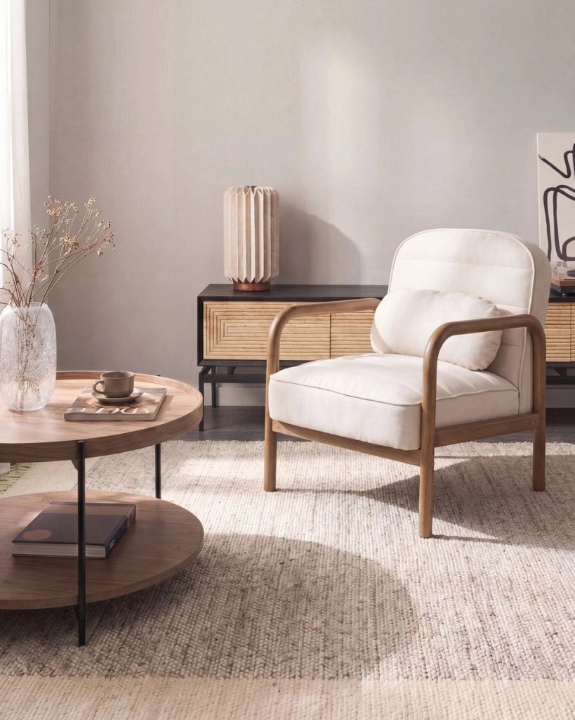 Poltrona in tessuto beige chiaro con struttura in legno, stile Mid-Century Modern