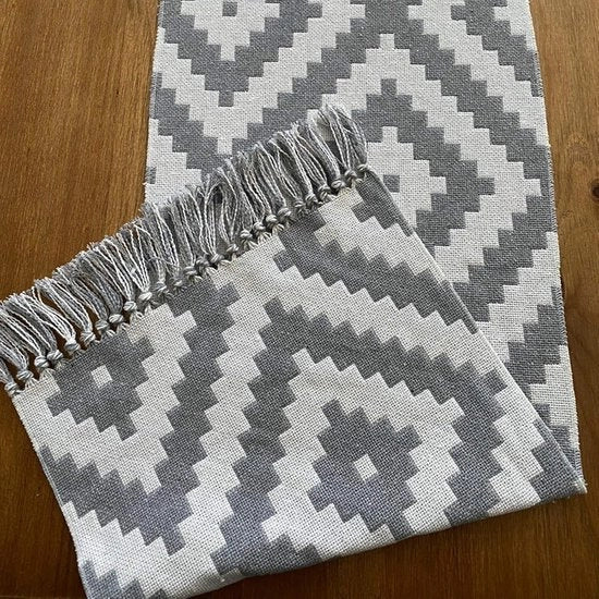 Tavolo da soggiorno con disegno geometrico e palline per decorazione di interni