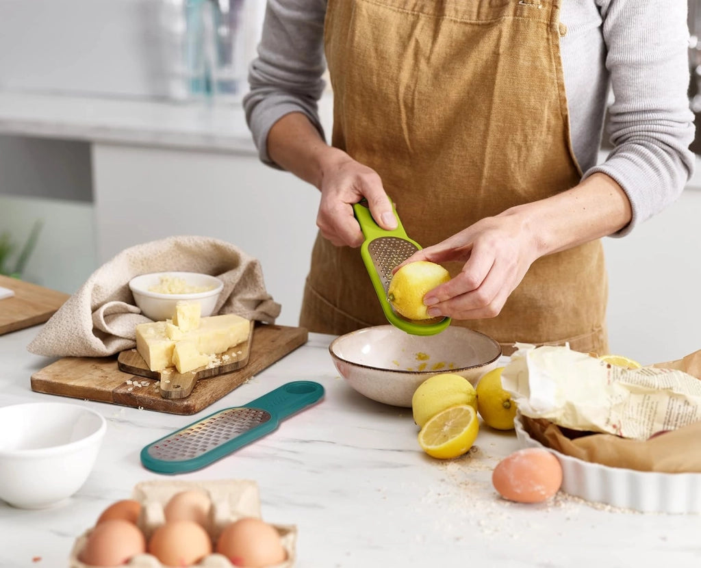Joseph Joseph Duo Set di grattugie da cucina, 2 pezzi, grattugia formaggio e verdura, gratta limoni e agrumi manuale, fori larghi e fini, azzurro/verde