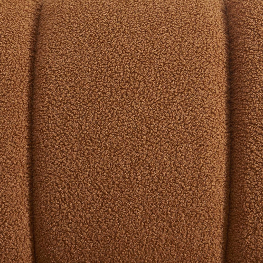 Poltrona relax con gambe rotonde in legno e tessuto bouclé, camel