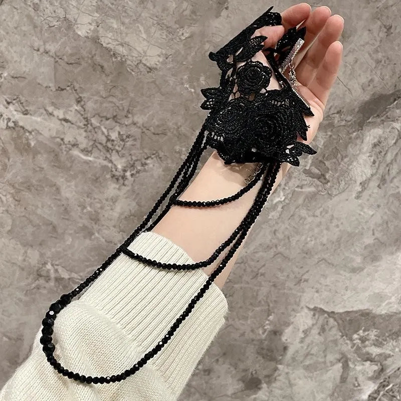 Collana ricamata a mano con rosa scuro e perline di cristallo, regalo di Natale o compleanno.