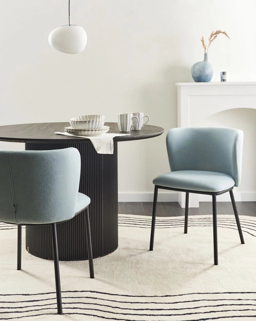 Set di 2 sedie da pranzo in poliestere azzurro Rivestimenti in metallo nero Gambe senza braccioli Schienale curvo Design moderno e contemporaneo