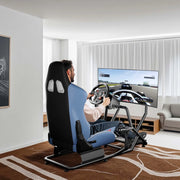 Postazione simulatore di guida 71 x 136 x 108 cm, con cockpit, reggi monitor e sedia gaming con portata max 100 kg, fissaggi per volante, leva del cambio e pedali