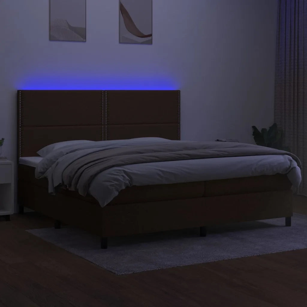 Letto a Molle Materasso e LED Marronescuro 200x200cm in Tessuto 3134824
