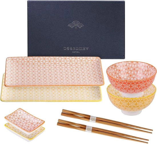 Set di Sushi in Stile Giapponese - 2 Piastre di Sushi - 2 Compartimenti - 2 Bicchieri per Dipingere - 2 Paia di Stuzzadi di Bambù per Mangiare - Scatola Regalo - Regalo di Sushi - 8 Pezzi Set - Rosso e Arancione