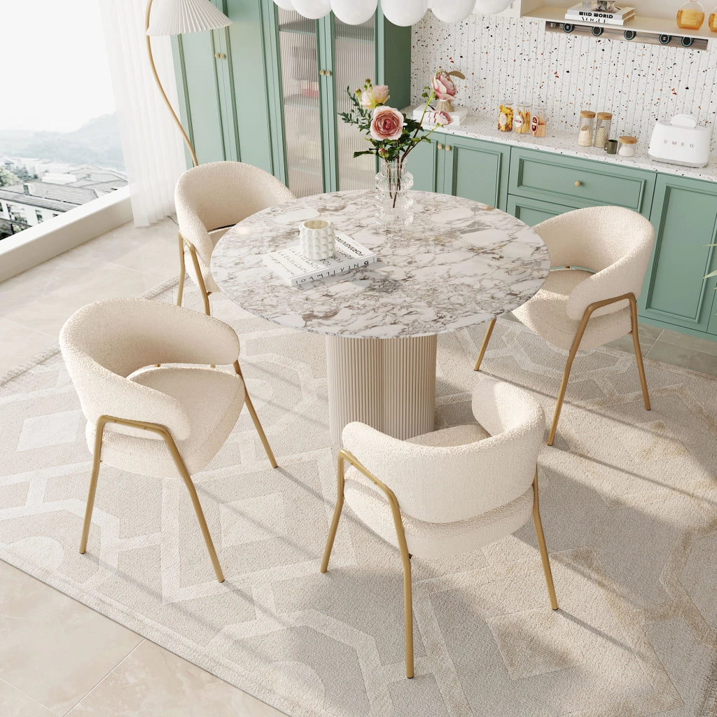 Sedia da sala da pranzo in bouclé bianco con schienale traforato e gambe in ferro dorato