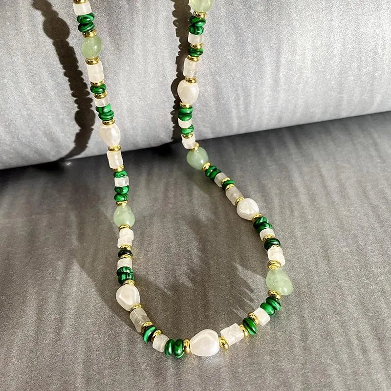 Collana fatta a mano con perle naturali e malachite verde, regalo di Natale o di compleanno.