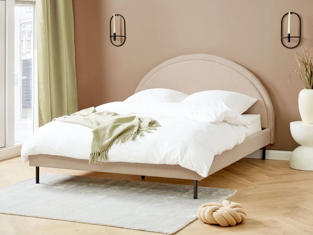 Letto matrimoniale in poliestere bouclè beige imbottito con base a doghe e testiera rotonda 160 x 200 cm minimalista retrò