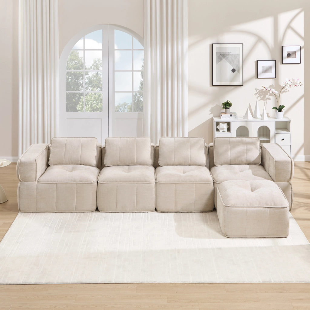 Divano modulare angolare 4 posti con pouf, base antiscivolo e braccioli larghi in poliestere beige per soggiorno