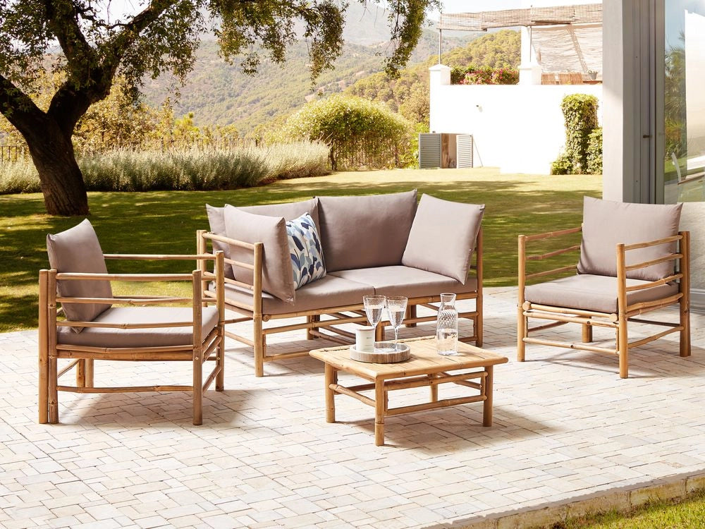 Set da giardino componibile composto da divano 2 posti 2 poltrone e tavolino in bambù naturale con cuscini tortora esterno elegante