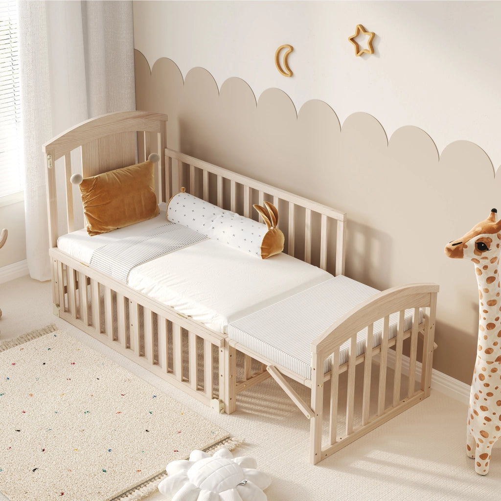 Lettino per bambini 120 × 60 cm con fasciatoio, ripiano pieghevole e ruote, senza materasso, legno naturale