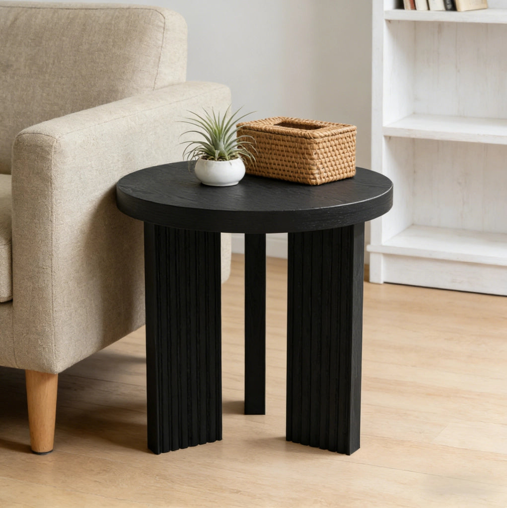 Tavolino laterale rotondo in MDF nero con struttura a tre gambe