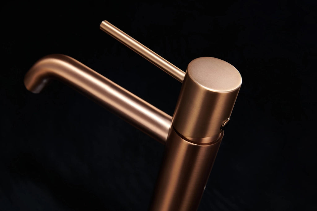 IMEX Miscelatore monocomando per lavabo corpo in ottone finitura PVD oro rosa spazzolato cartuccia ceramica Ø26mm tubi flessibili 3-8 serie MONZA Imex-BDM039-1ORC